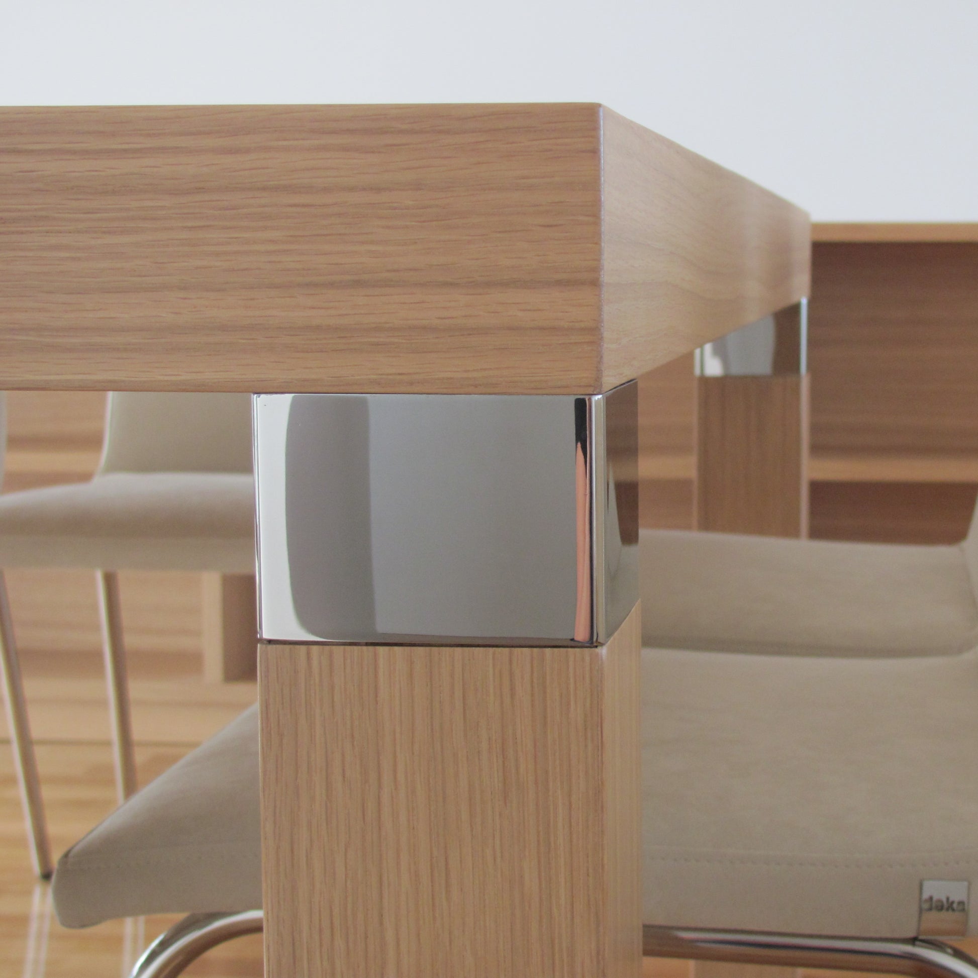 Markus dining table by Deka