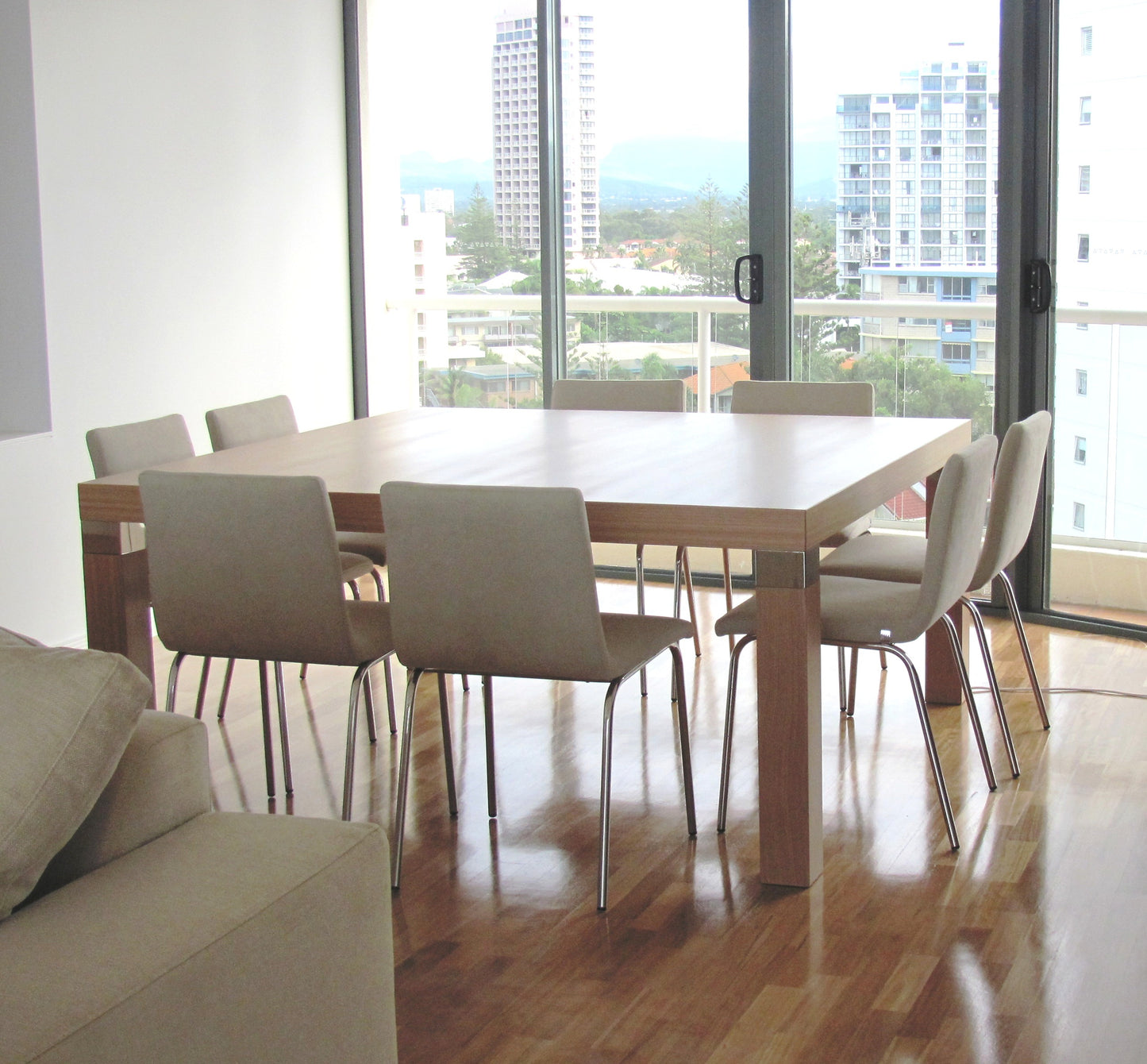 Markus dining table by Deka