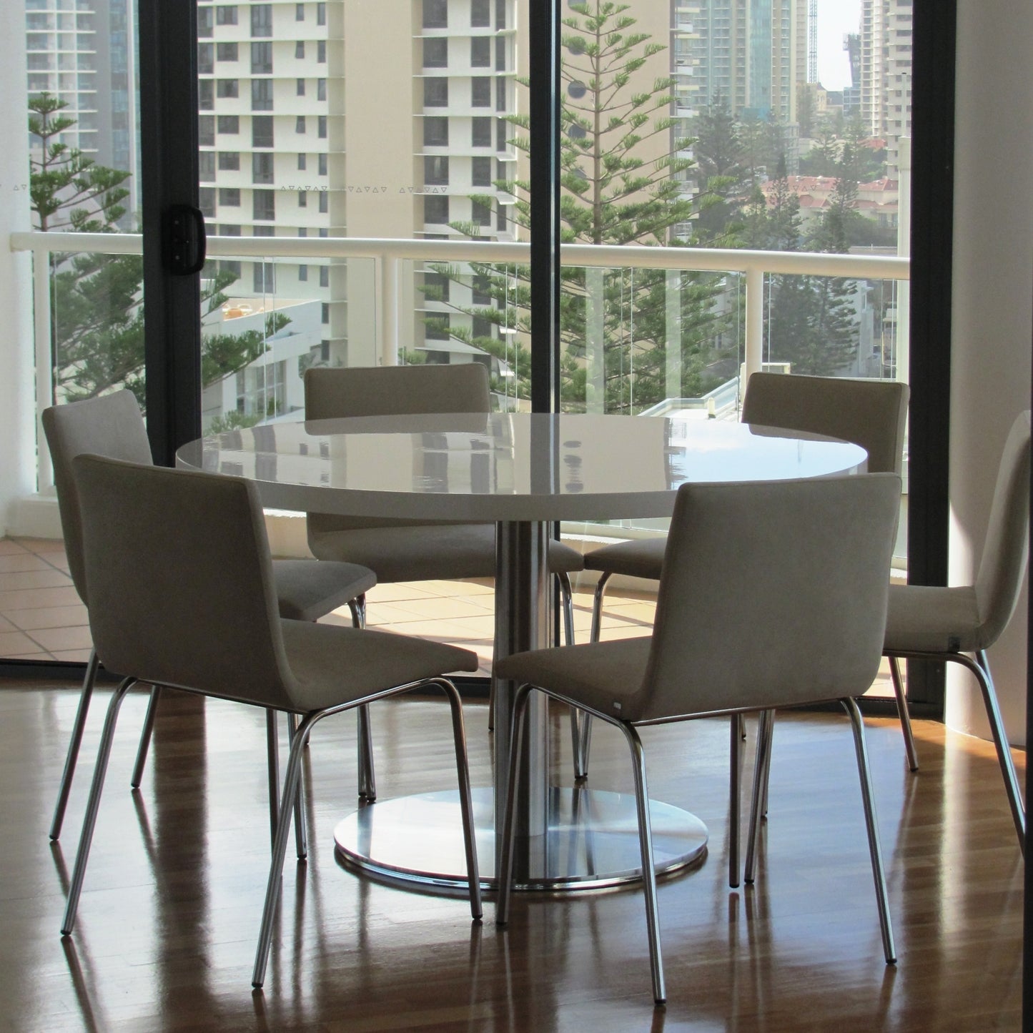 Neo dining table by Deka