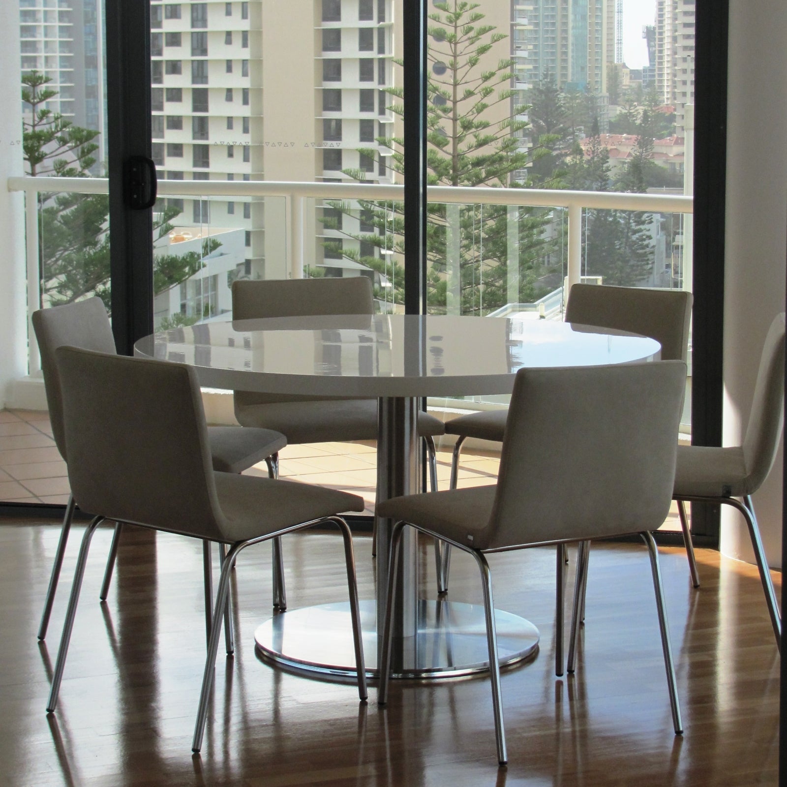 Neo dining table by Deka