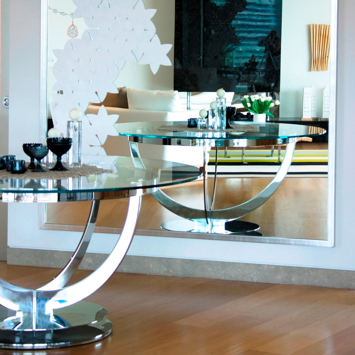 Lucy dining table by Deka