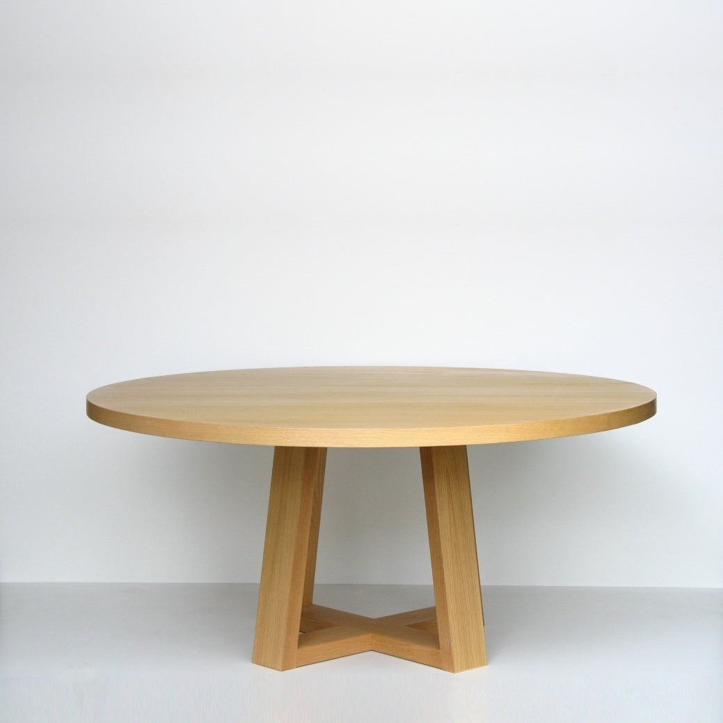 Eero dining table by Deka