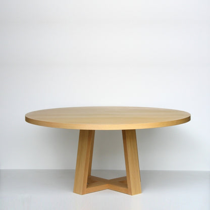 Eero dining table by Deka