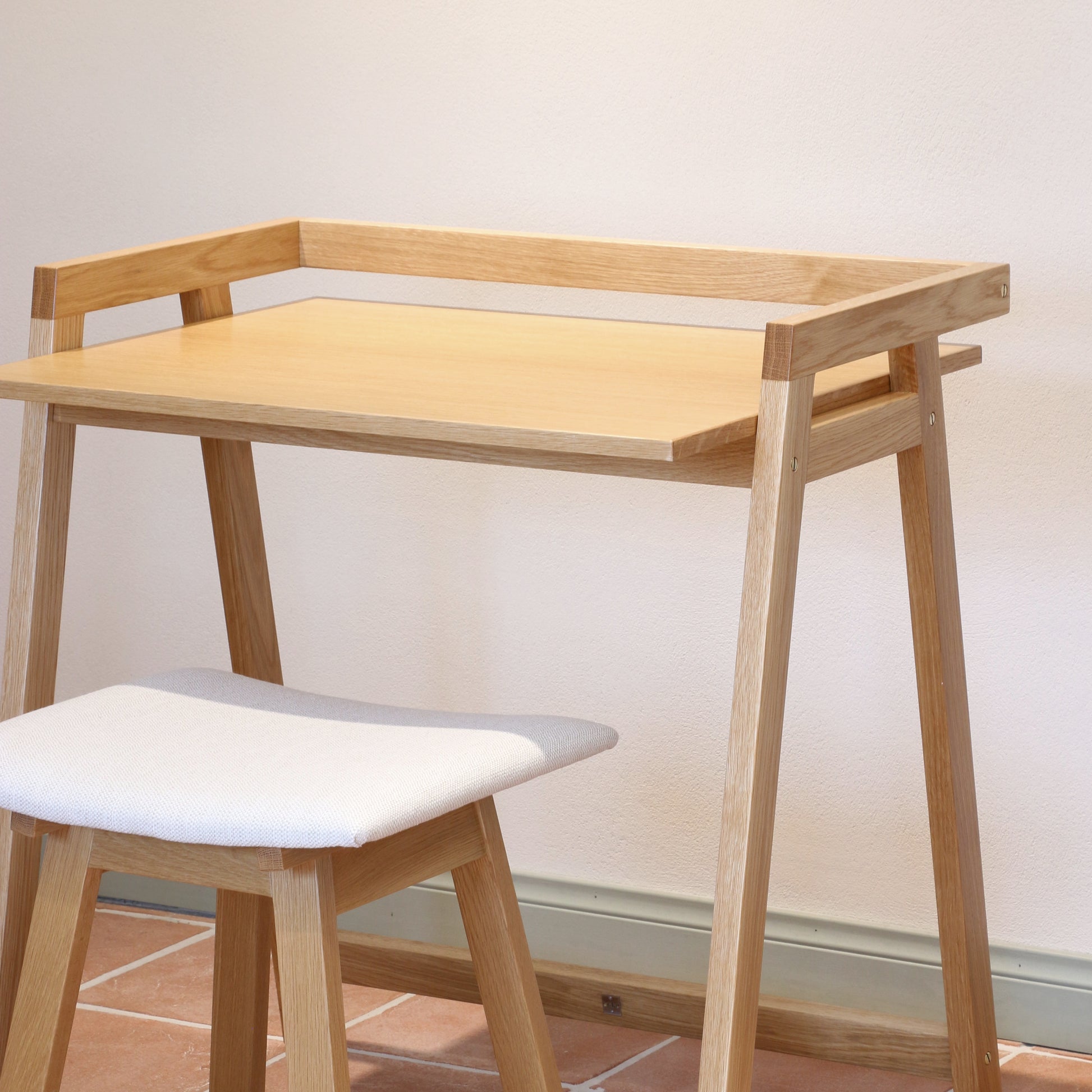 Kantti desk in oak with Simo stool by Deka
